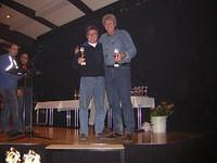 Hans Koske und Hans Werner Mattis mit Pokal